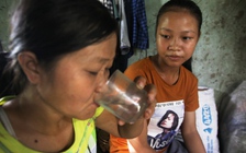 Nữ sinh bị trêu 'con hoang' một mình chăm mẹ tâm thần, 10 năm học sinh giỏi