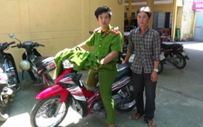 Mặc đồ công an chặn người đi đường, bị quay phim thì bỏ chạy