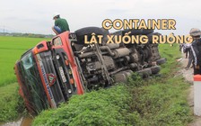 Tông nát 2 cột mốc trên quốc lộ, xe container lật xuống ruộng lúa
