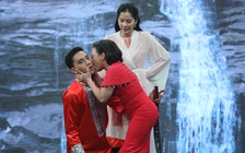 Việt Hương nhất quyết thị phạm cho Nam Em cách hôn 'trai đẹp'