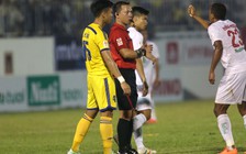 Trọng tài V-League quên đem... theo thẻ phạt ra sân