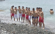 U.19 Việt Nam tạm gác bóng đá, ra thăm đảo yến