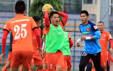 Tuyển Việt Nam: Thầy trò Hữu Thắng chơi bóng... kiểu Mỹ giữa lòng Hà Nội