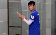 Công Vinh dùng kem chống nắng để chống ung thư da