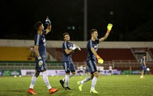 Xem HLV trổ tài lốp bóng qua đầu thủ môn U.20 Argentina