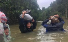 Hậu vệ Đông Triều lội nước đến ngực chạy lũ thăm nhà ở Quảng Nam