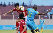 Bầu Tú đến sân 19.8, HLV Sanna Khánh Hòa bị đuổi vì phản ứng trọng tài