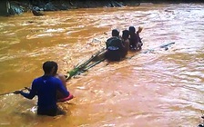 Phút giây sinh tử đối mặt với cơn lũ dữ
