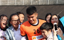Trở lại CLB tập luyện, tuyển thủ U.23 Việt Nam bị fan nữ 'bao vây'