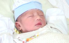 [VIDEO] Người mẹ hạnh phúc bên bé trai chào đời trên máy bay Việt Nam