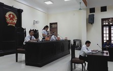 Nguyên đơn la ó, bỏ về giữa lúc tòa tuyên án