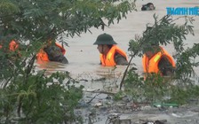 Dầm mình trong nước lạnh tìm kiếm hai mẹ con bị nước lũ cuốn trôi