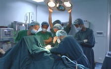 Vì sao bác sĩ ít bộc lộ cảm xúc trước bệnh nhân?