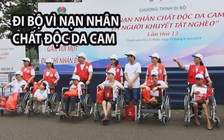 Bế con 1 tuổi đi bộ vì nạn nhân chất độc da cam, người khuyết tật nghèo