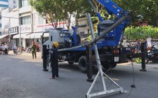 Rơi giàn treo di động từ tầng 4, đập trúng đôi vợ chồng đi đường