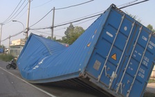 Cầu bộ hành gần Suối Tiên vừa lắp ráp bị xe container "hạ gục"