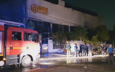 Gần 100 lính cứu hỏa cật lực dập đám cháy ở phim trường tại TP.HCM