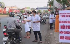 Y bác sĩ đón đường, tặng gần 30.000 khẩu trang để dân chống virus corona