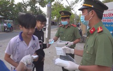 Công an Bến Tre đến cổng trường, lên xe khách, ra đường phát khẩu trang cho người dân