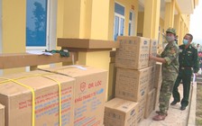 Hàng trăm ngàn khẩu trang y tế vứt la liệt bên đường gần biên giới