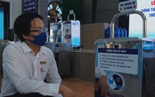 Chế tạo máy rửa tay tự động rồi đem tặng để chống dịch Covid-19