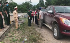 Rượt đuổi, đón lõng 6 người vượt biên trốn cách ly bằng xe bán tải