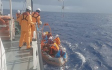 Cận cảnh cứu ngư dân gãy xương sườn trong sóng gió dữ ở Hoàng Sa