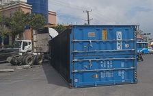 Mitsubishi Lancer đang dừng đèn đỏ, bị xe container húc thành đống sắt vụn