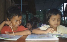 Tốt nghiệp sư phạm không xin được việc, mở lớp dạy miễn phí cho hàng trăm trẻ em trong làng
