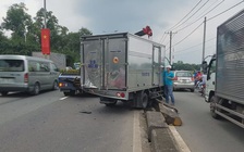 Tài xế ghé đi vệ sinh, xe tải bị xe khách tông trên Quốc lộ 22