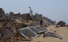 Cận cảnh sạt lở bờ biển chưa từng thấy tại Thừa Thiên-Huế