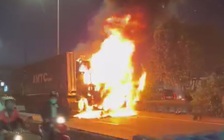 Phát hoảng vì xe container cháy ngùn ngụt trên quốc lộ ở TP.HCM