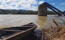 Hàng trăm hộ dân khốn khổ vì cầu bị cuốn trôi do bão số 9