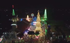 Chiêm ngưỡng cây thông Noel làm từ 2.340 chiếc nón lá, cao 35m