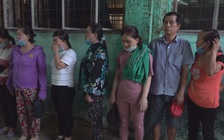 “Quý bà” bẽn lẽn xếp hàng khi trường gà miệt vườn bị đập tan