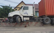Cận cảnh xe container “trèo” lên dải phân cách làm một người bị thương nặng