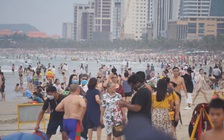 Bãi biển Đà Nẵng “toàn là người” vì hàng vạn du khách đổ về nghỉ lễ
