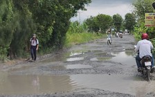 “Con đường đau khổ” ở Bạc Liêu la liệt ổ voi, có người sụp hố gãy xương