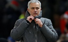 Mourinho bị ném chai vào đầu, cầu thủ M.U và Man City suýt ẩu đả