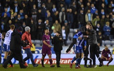 Aguero bị fan tấn công, Guardiola xô xát với HLV Wigan