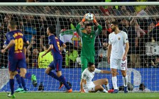 AS Roma 'giúp' Barcelona đặt 1 chân vào bán kết Champions League