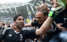 Buffon rơi lệ chia tay Juventus sau 17 năm gắn bó