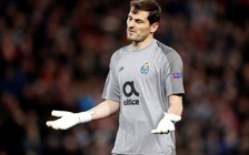 Huyền thoại Casillas bị fan Liverpool 'ném gạch đá'