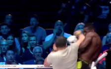 Võ sĩ bị khán giả… đấm vỡ quai hàm trên sàn đấu