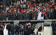 Sập sân vận động ở trận chung kết Cúp Vùng vịnh, hàng chục người bị thương