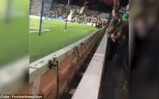 Fan Middlesbrough bị bắt vì tiểu vào chai nước của thủ môn đối phương