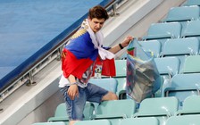 Thất vọng vì tuyển Nga thua Croatia, CĐV nước chủ nhà vẫn nán lại nhặt rác