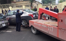 Hà Nội cắt mái che, cẩu xe vi phạm trong ngày ra quân 'đòi' vỉa hè