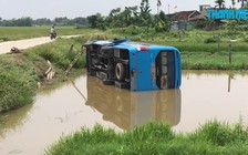 Tránh xe máy, xe khách lật và phải "tắm" ao làng