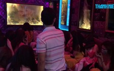 Tiếp viên nhà hàng karaoke ăn mặc “mát mẻ” tháo chạy khi bị kiểm tra